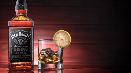 Whiskey Elegance in 4K wallpaper
