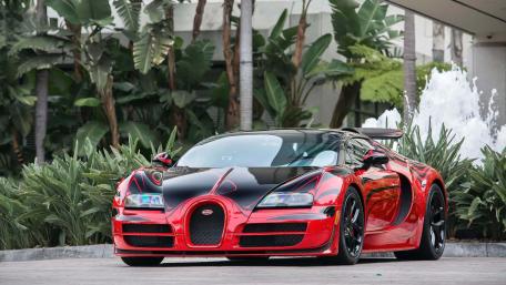 Sleek Bugatti Veyron in Bold Design wallpaper