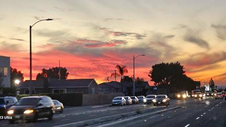 Vibrant City Sunset Over the Horizon wallpaper