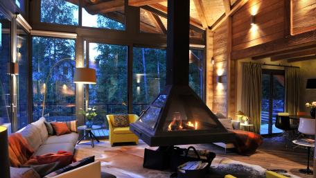 Cozy Mountain Retreat Living Room wallpaper