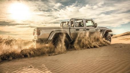 Desert Off-Road Adventure with a Jeep Gladiator wallpaper