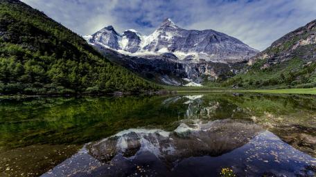 Majestic Mountain Reflection wallpaper