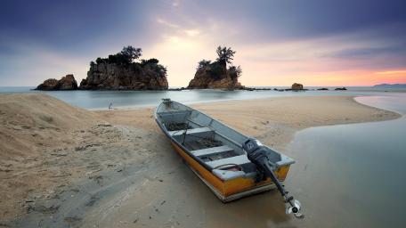 Tranquil Shoreline at Dusk wallpaper