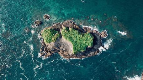 Island Amidst Turquoise Waters wallpaper