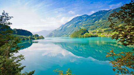 Tranquil Lake Reflecting Majestic Mountains wallpaper