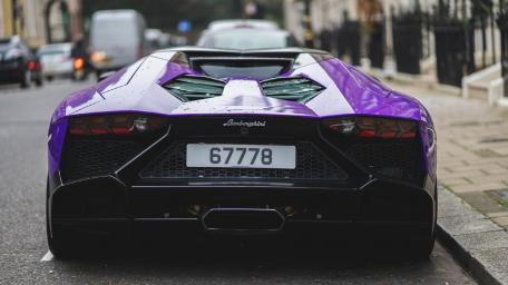 Vibrant Lamborghini on Urban Street Scene wallpaper