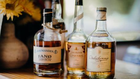 Whiskey Trio Elegance wallpaper