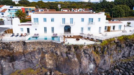 Stunning Cliffside House Overlooking the City wallpaper
