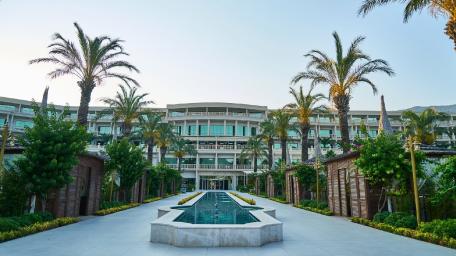 Elegant Resort Oasis Amidst Lush Palm Trees and Tranquil Waters wallpaper