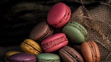 Vibrant Assortment of Macarons in 4K Quality wallpaper