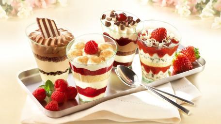 Delicious Dessert Delights Featuring Ice Cream Treats wallpaper