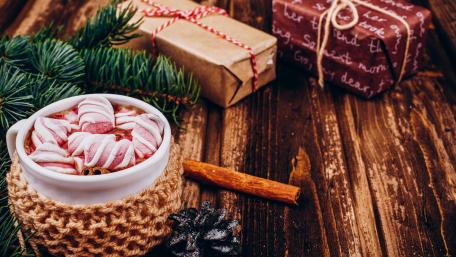 Christmas gifts, along with Christmas cheer, share. snacks wallpaper