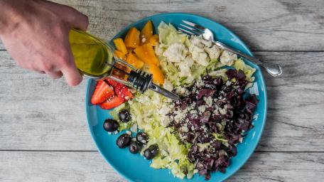 Fresh Vibrant Salad Plate with Olive Oil Drizzle wallpaper