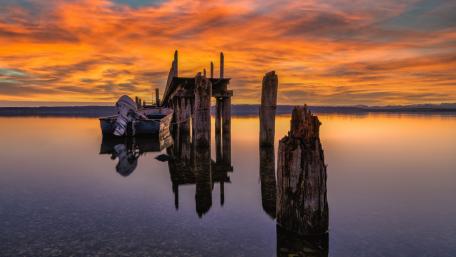 Serene Lake Sunset Solitude wallpaper