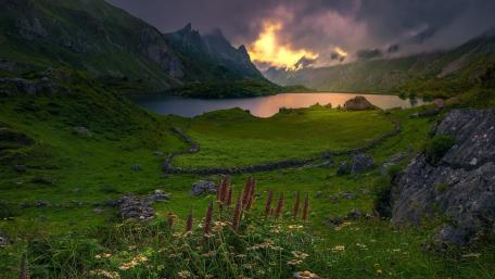 Mystic Lake Valley Sunset Glow wallpaper