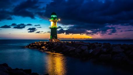 Molenfeuer Westmole Guiding Light at Twilight wallpaper