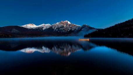 Majestic Mountain Serenity at Dawn wallpaper