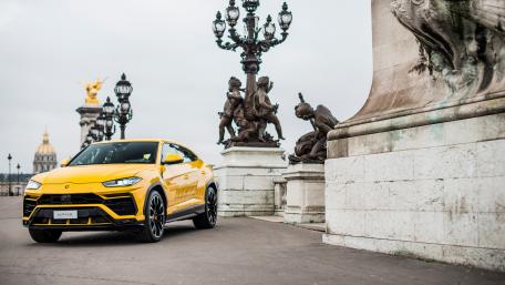 Lamborghini Urus in a Regal Cityscape wallpaper