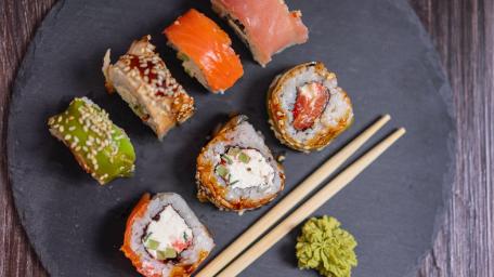 Delicious Makizushi Selection for Sushi Lovers wallpaper
