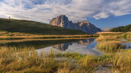 Majestic Mountain Reflections wallpaper