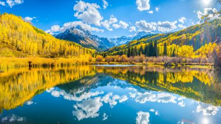 Autumn Reflections in Mountain Lake wallpaper