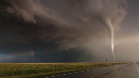 Majestic Tornado Under Menacing Sky wallpaper
