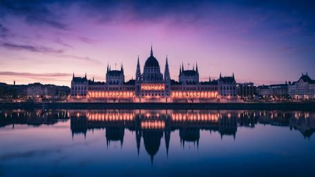 Majestic Twilight Reflections of an Iconic Landmark wallpaper