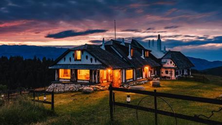 Mountain Retreat Under Twilight Skies wallpaper