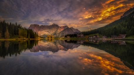 Twilight Serenity at Lake Misurina wallpaper
