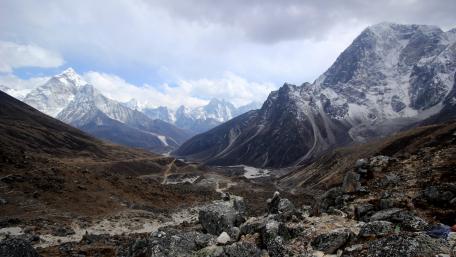 Majestic Everest Valley View wallpaper