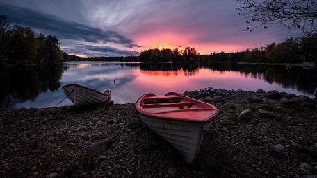 Serene Lake Sunset with Boats wallpaper