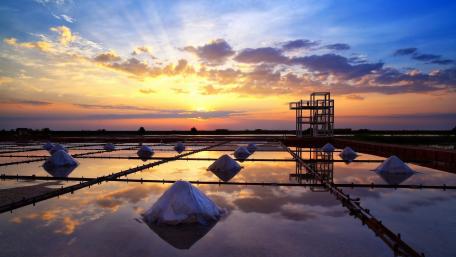 Tranquil Sunset Over Salt Flats wallpaper