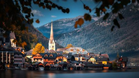 Idyllic Hallstatt Lakeside Village wallpaper
