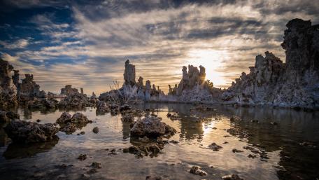 Surreal Sunset at Mono Lake Tufa Towers wallpaper