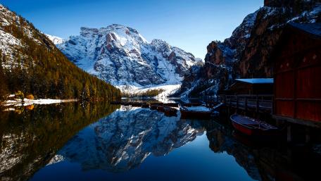 Majestic Mirror of Pragser Wildsee wallpaper