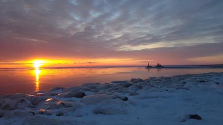 Icy Sunset Serenity wallpaper