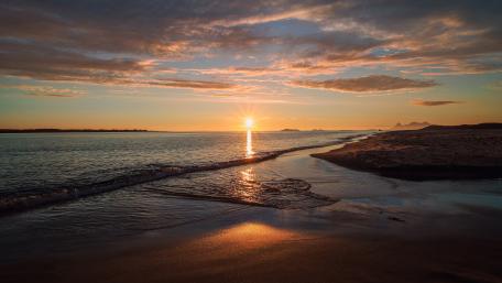 Golden Sunset Serenity on Seashore wallpaper