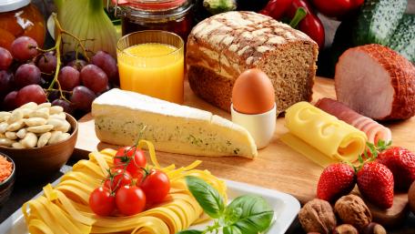 Gourmet Breakfast Spread Delight wallpaper