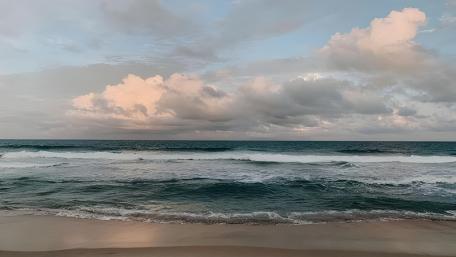 Serene Beach Horizon at Dusk wallpaper