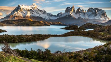 Majestic Peaks Overlooking Lake Pehoé wallpaper