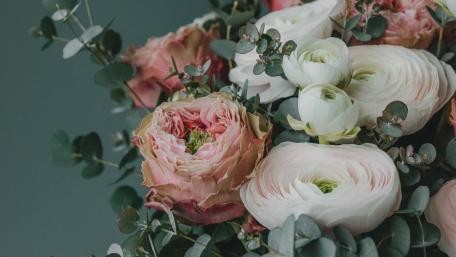 Elegant Rose and Peony Arrangement wallpaper