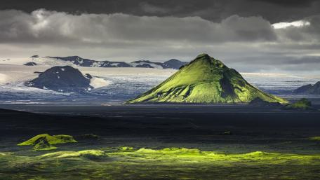 Maelifell's Majestic Green Slopes wallpaper