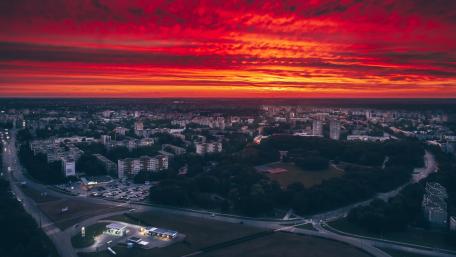 Fiery Sunset Over Metropolitan Horizon wallpaper