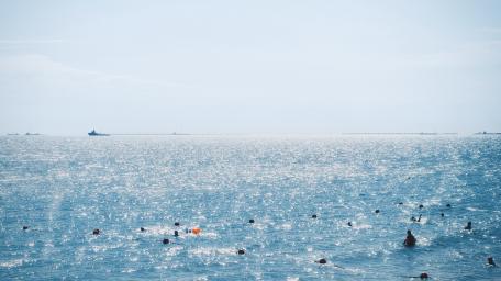 Tranquil Ocean Bliss Amidst Shimmering Waves wallpaper