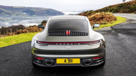 Porsche 911 Carrera Majestic Drive in Britain wallpaper