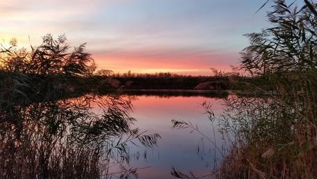 Serene Sunset Over Tranquil Waters wallpaper