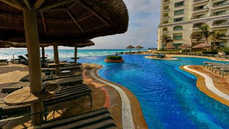 Tropical Resort Pool Oasis for Relaxation and Enjoyment wallpaper