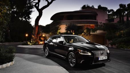 Elegance on Wheels at Dusk wallpaper