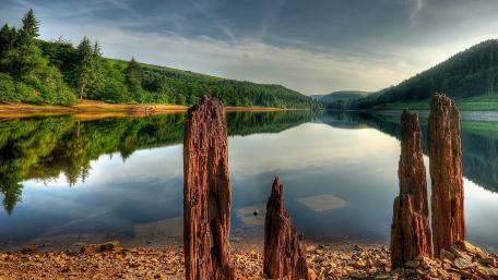 Tranquil Lake Reflections at Sunset wallpaper