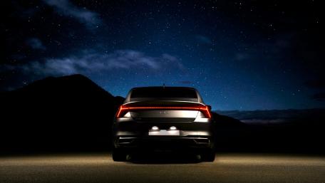 Kia K8 Gleams Under a Starlit Sky wallpaper